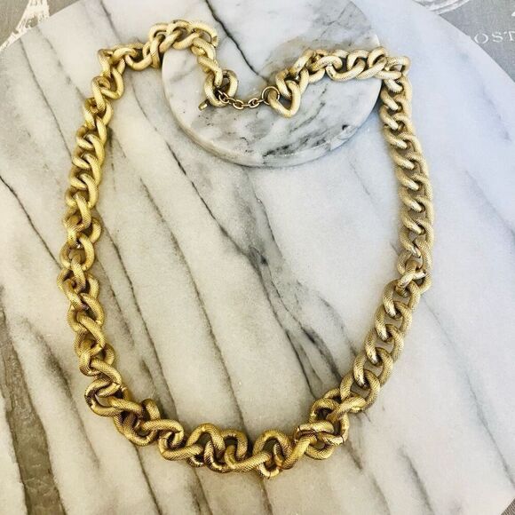 Vintage Chunky Chain Jewelry Set - Gold Toned Metal - Necklace & Bracelet - Picture 4 of 8